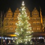Schloss Hämelschenburg - Weihnachtsmarkt mit Blick auf die beleuchtete Ostfassade des Schlosses